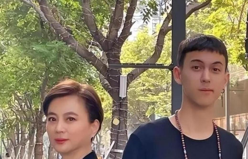 1997年， 李玲玉 嫁给犹太富豪杰瑞，新婚夜，李玲玉开玩笑地说：“你就不怕我嫁