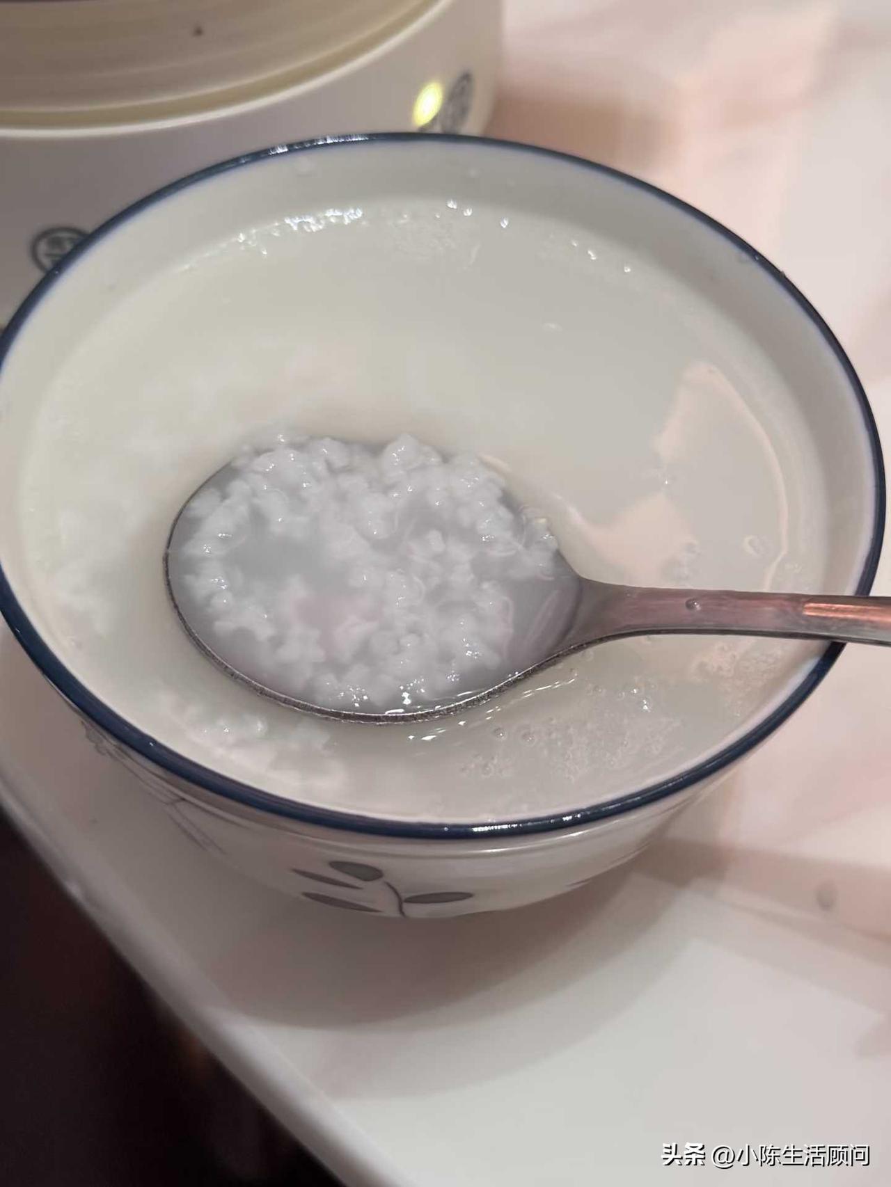 听说睡觉前喝碗白粥有助于肠道消化和养胃，今晚就试试看[可爱]