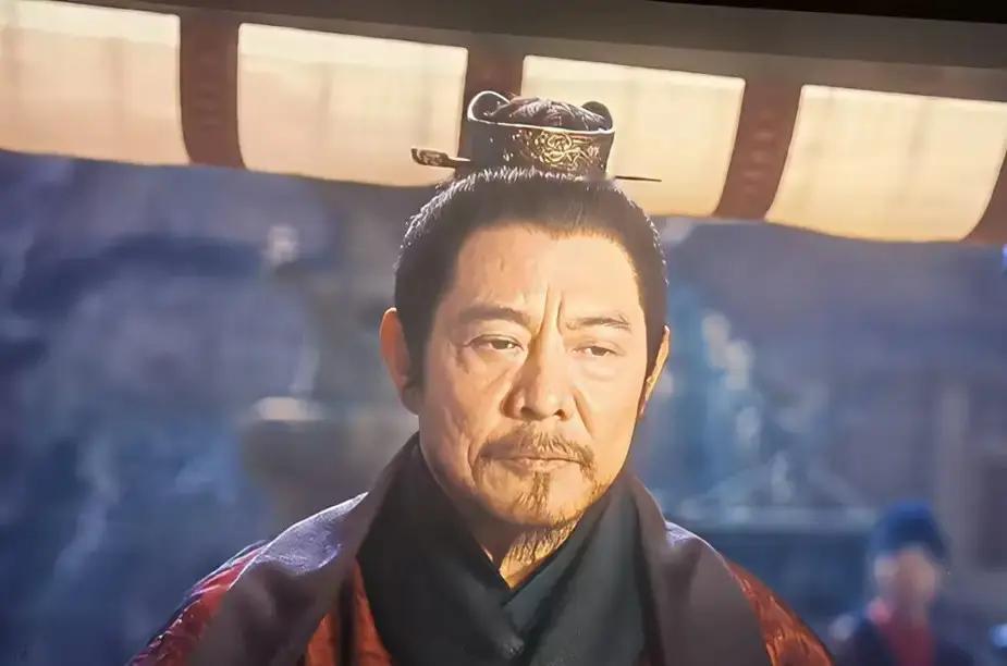 刷到条视频说吴京把李连杰请出山，要拍真人版《镖人》。

画面里李连杰头发全白，身