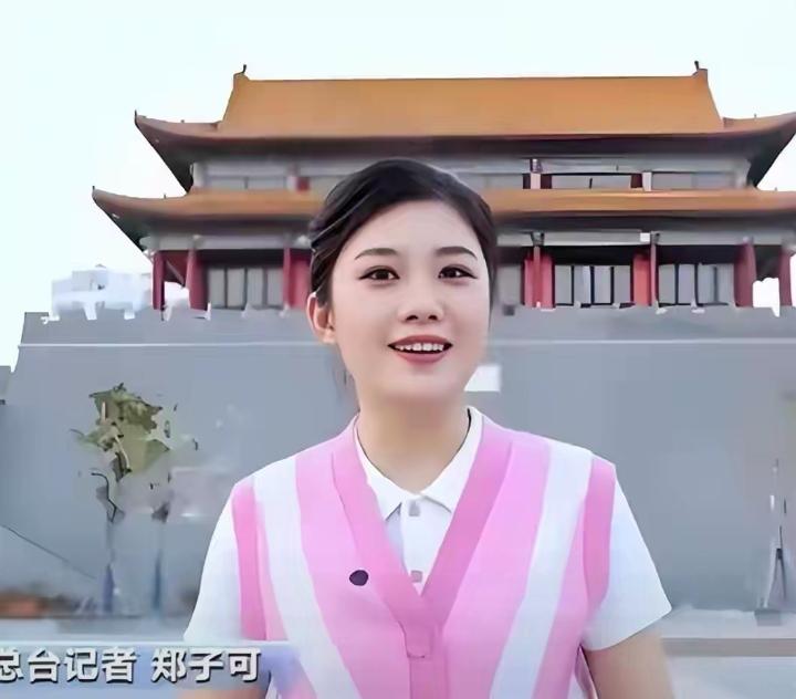 郑子可不愧是被全网夸的国泰民安脸！身为董事长千金，长相端庄温婉、气质如兰，自带大