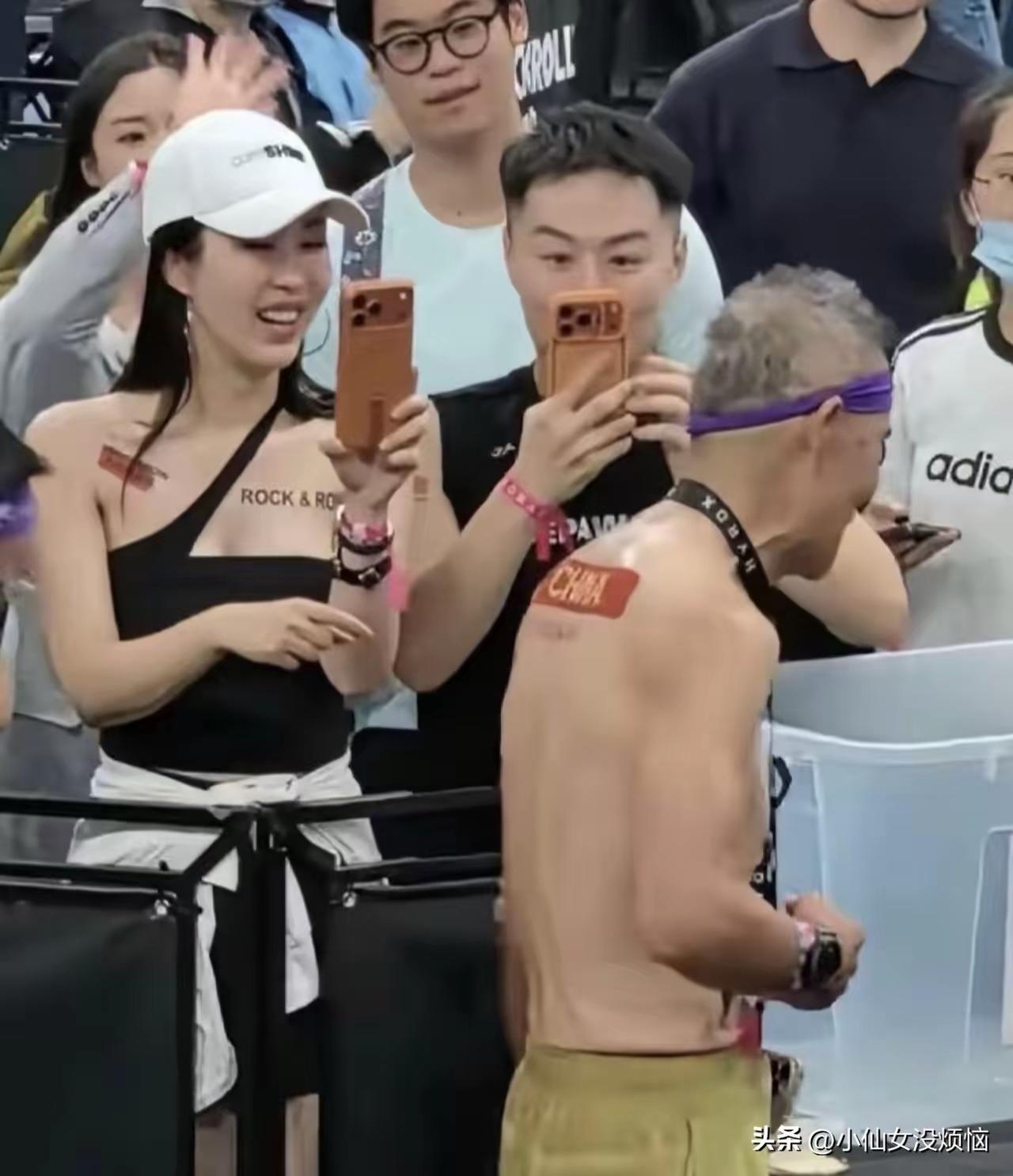 刷到这组赛场照片，很多人又聊起老夫少妻这个话题。
年轻时看着或许般配，可岁月不会