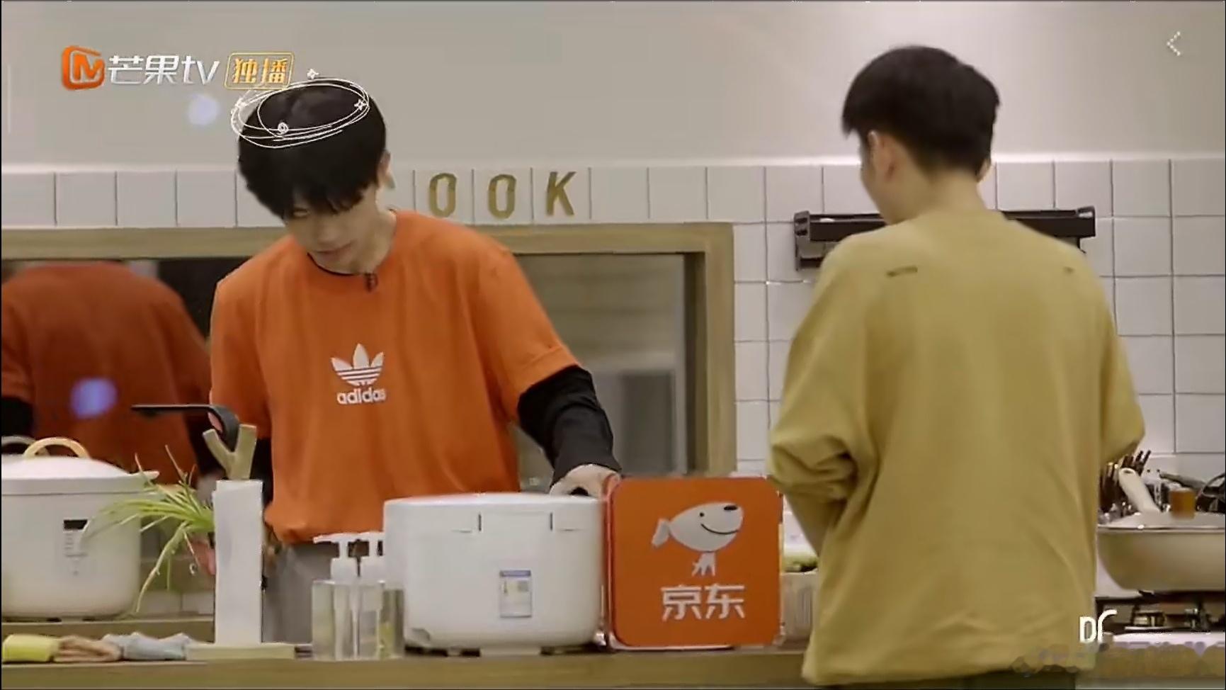 维嘉偶遇易烊千玺立牌的反应别人看到立牌：合影留念。嘉哥看到立牌：拍照，发给本人。