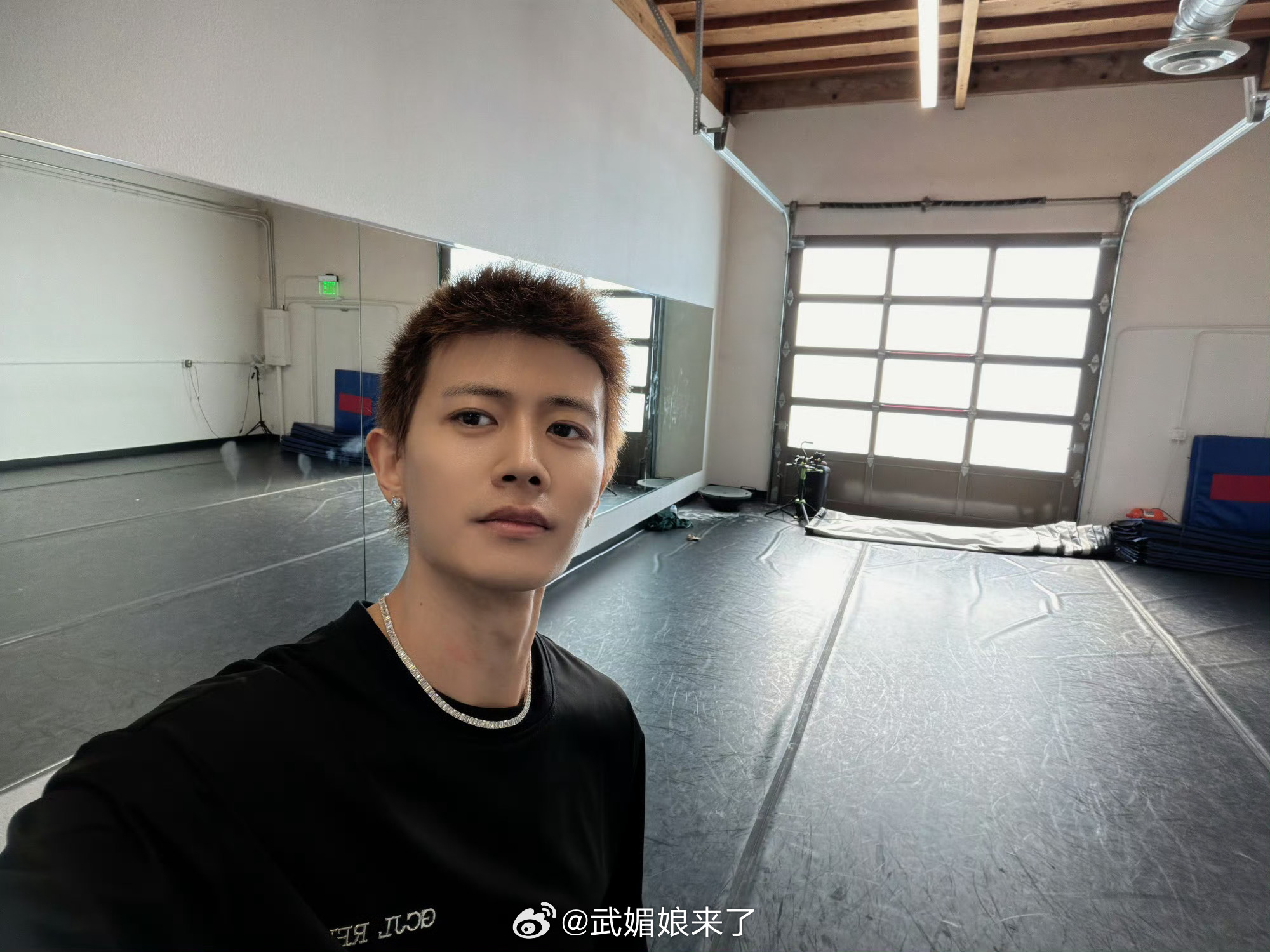 来自任嘉伦的女神节祝福，这是在练舞室拍哒？ 