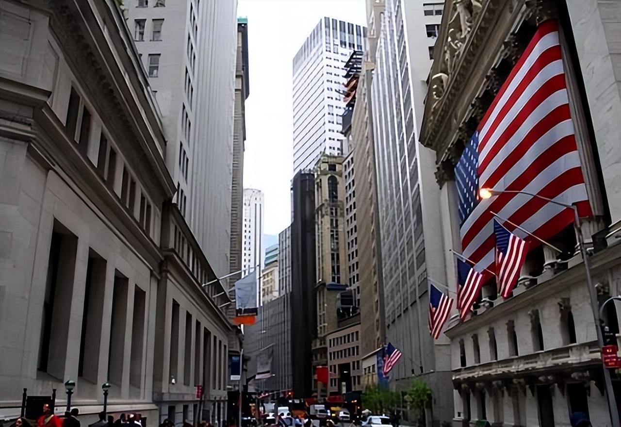 海外移民咨询行业迎来前所未有的业务高峰，大批普通美国人扎堆咨询各国身份办理、跨境