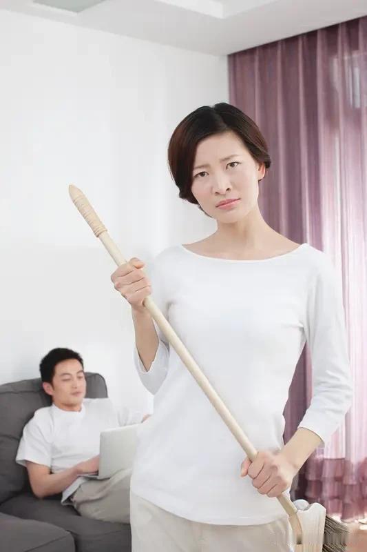 老公打你，还手这事不能一概而论。从法律角度，若老公正在实施殴打等侵害，还手制止且