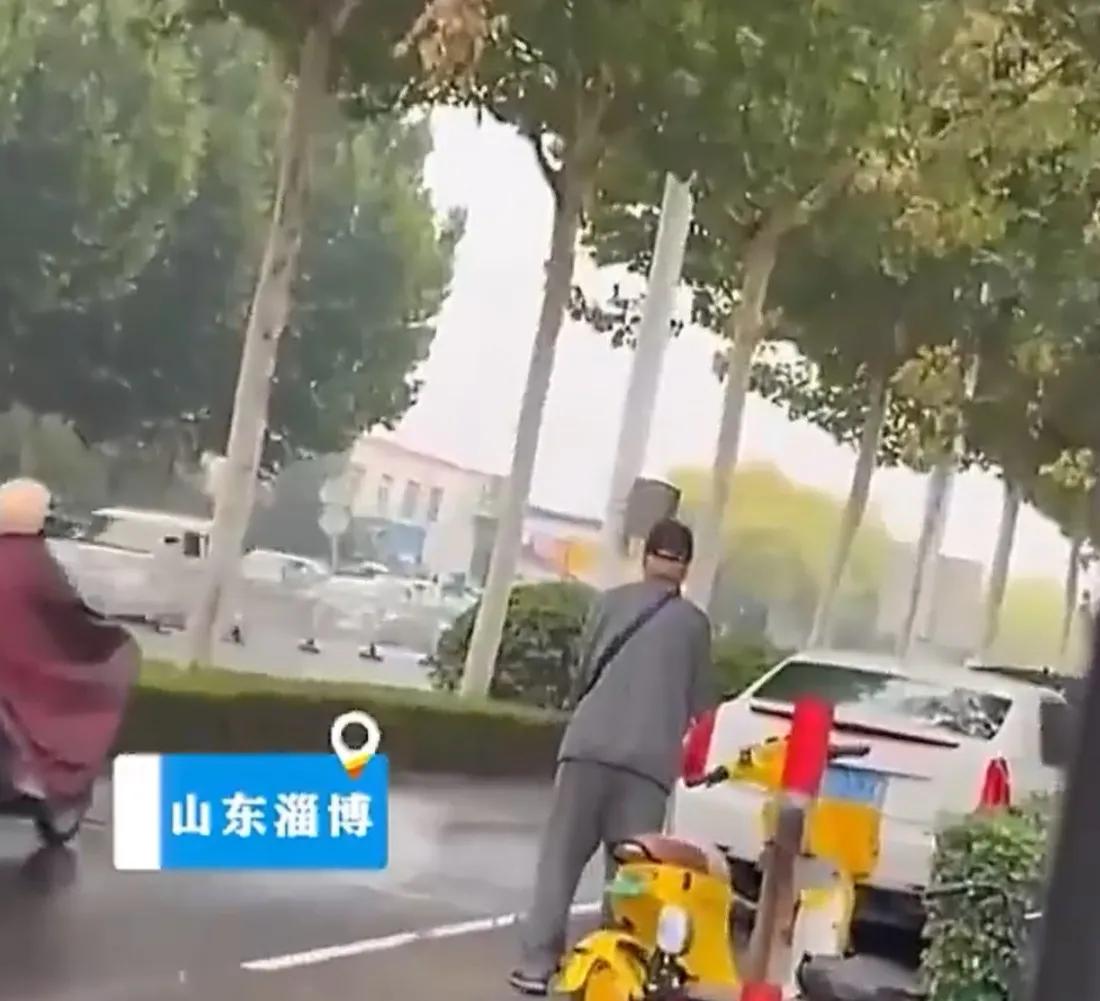 山东淄博的街头，总有不期而遇的温暖。

近日，淄博城区天气突变，前一秒还是晴朗微