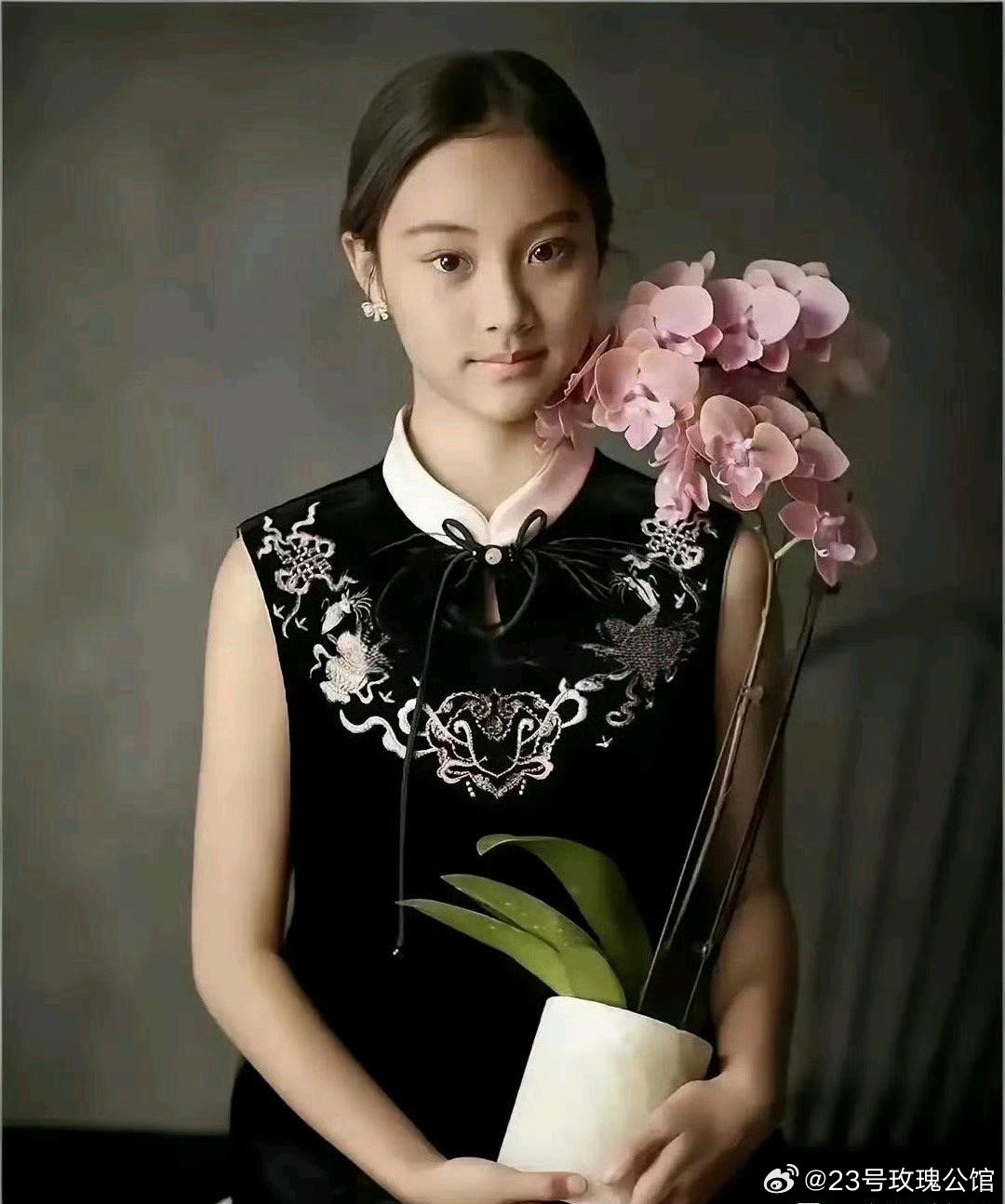 事实证明，长得一模一样不用亲子鉴定了。 