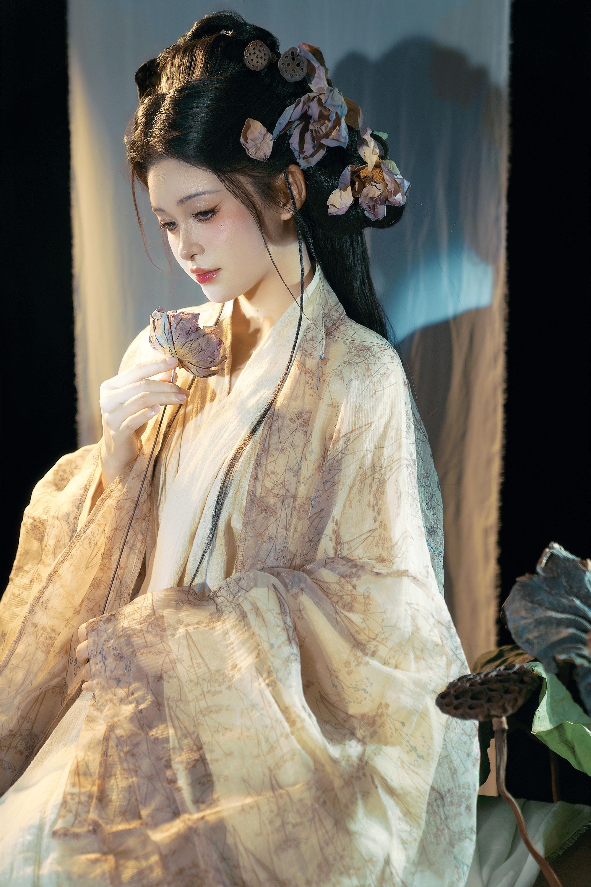 留得残荷听雨声。