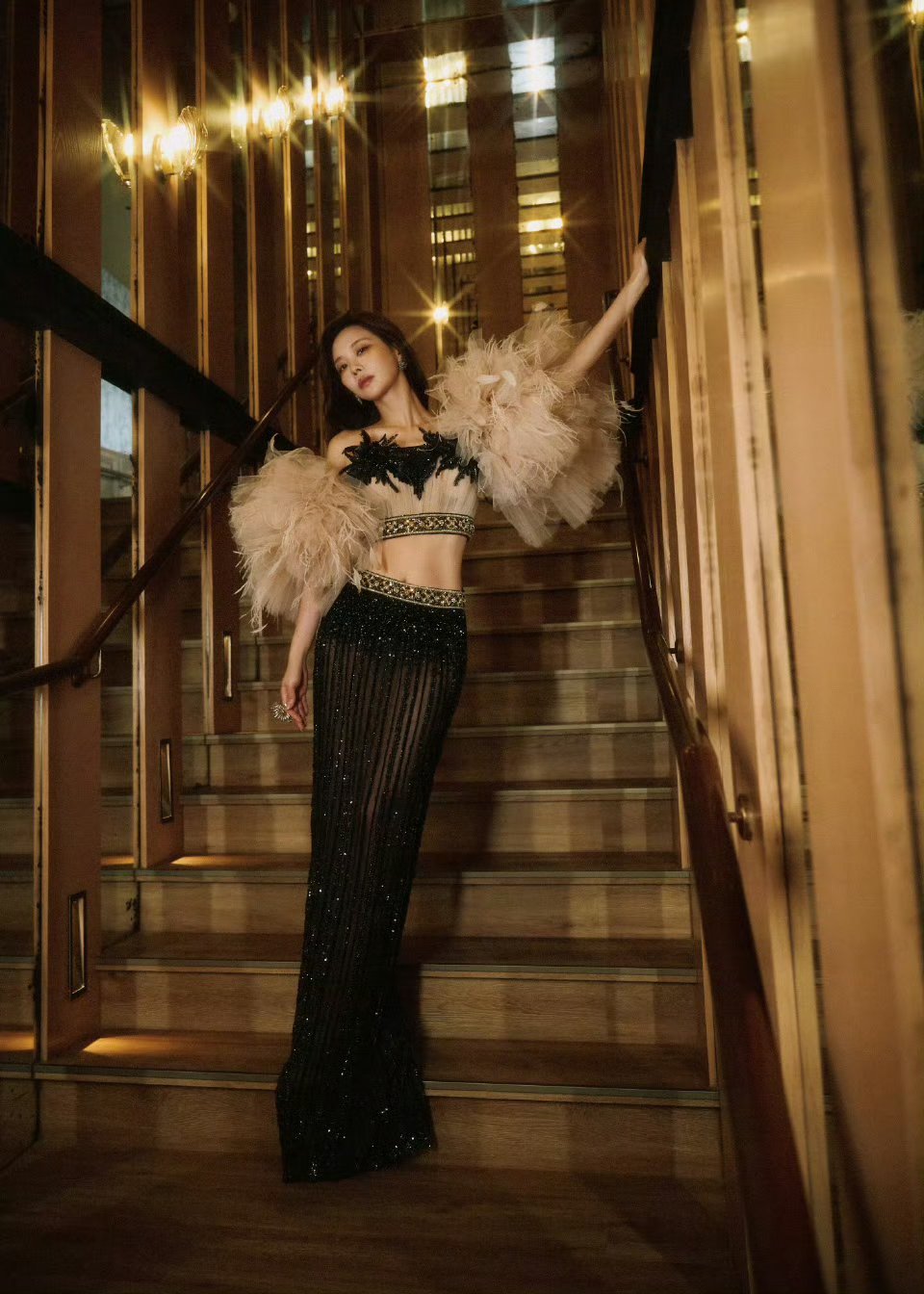 王霏霏红毯上束腿长裙突然“不听话”，她一点儿没慌，俏皮眨个眼，轻巧地跳起一转，5