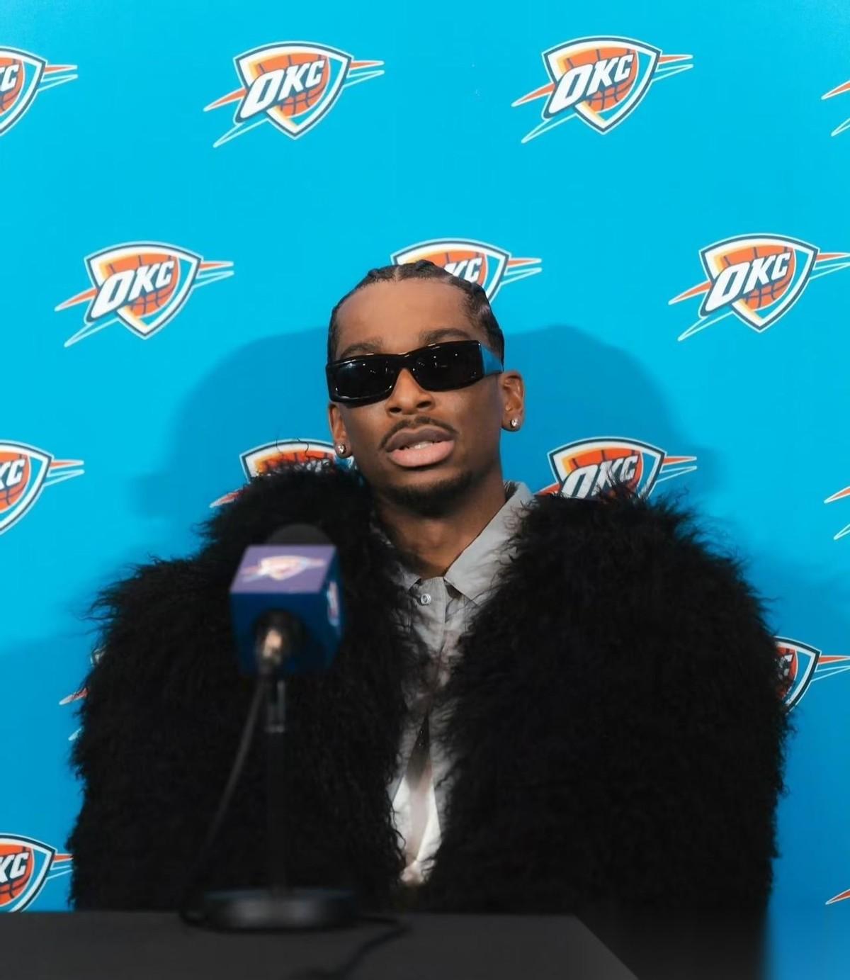 兄弟别碰我，一碰我就倒！
雷霆为什么能赢太阳35分？
亚历山大赛后一句话点明了：