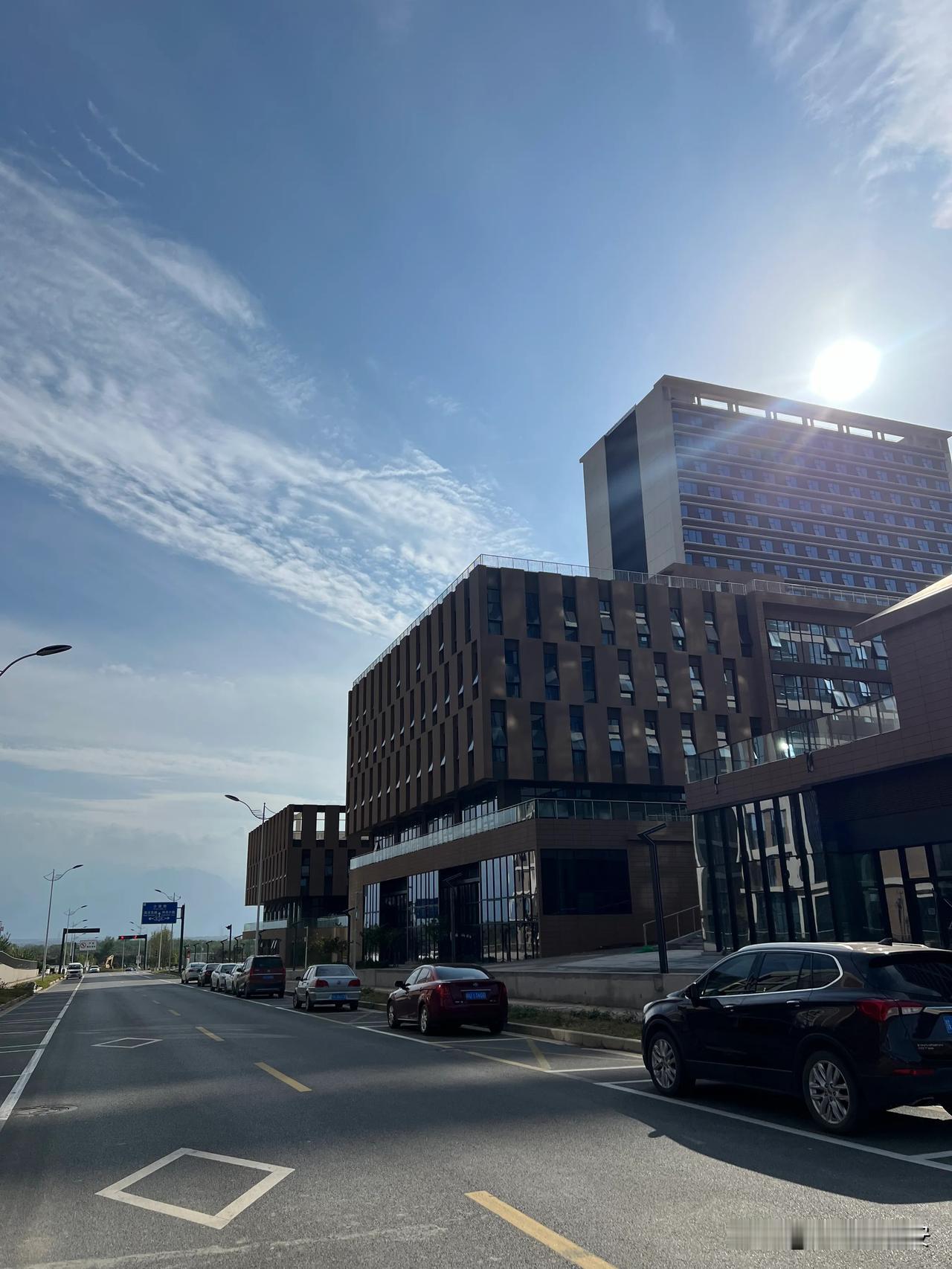 一个房子把人分成了三六九等

一线城市的房子二线城市的房子

三线城市的房子 县