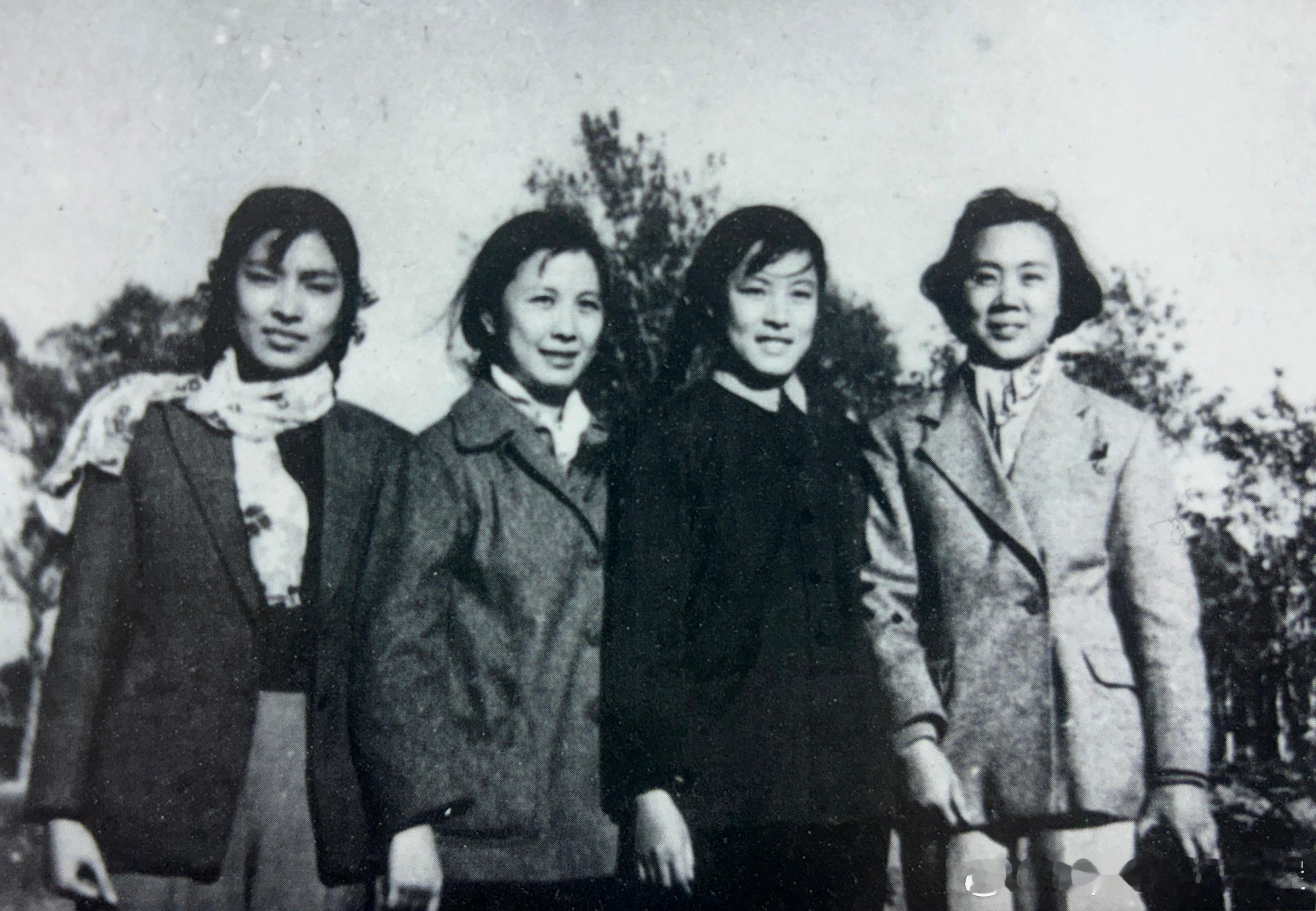 60年代合影，左起金采风、严凤英、郎咸芬、范瑞娟历史影像