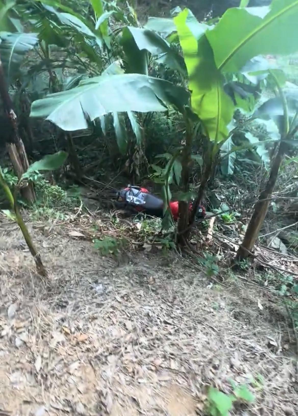 【玉林一男网红骑摩托进山里结果摔车了】

5月27日，玉林市的一名男网红骑摩托车