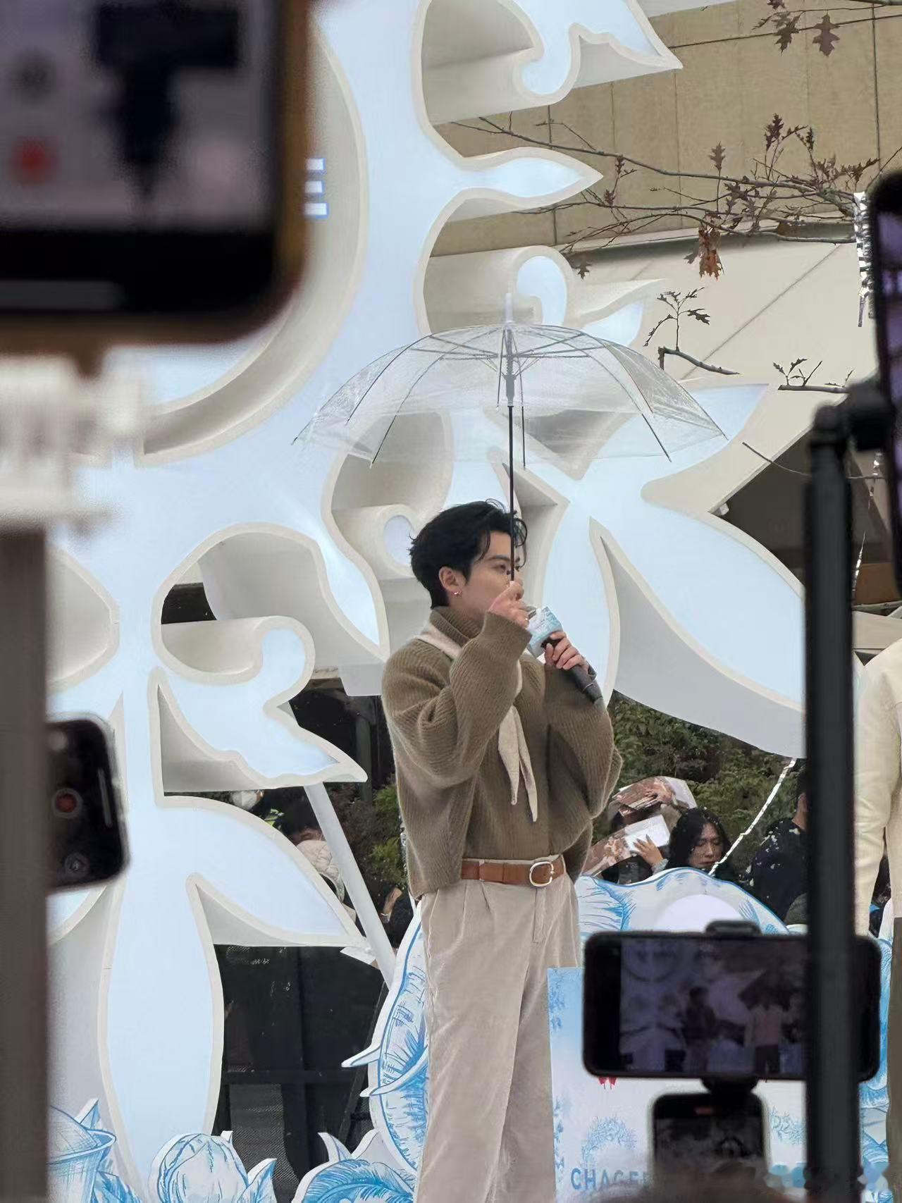 王鹤棣雪中撑伞王鹤棣和粉丝的初雪 王鹤棣成都活动浪漫“降雪”，撑伞守护与粉丝的初