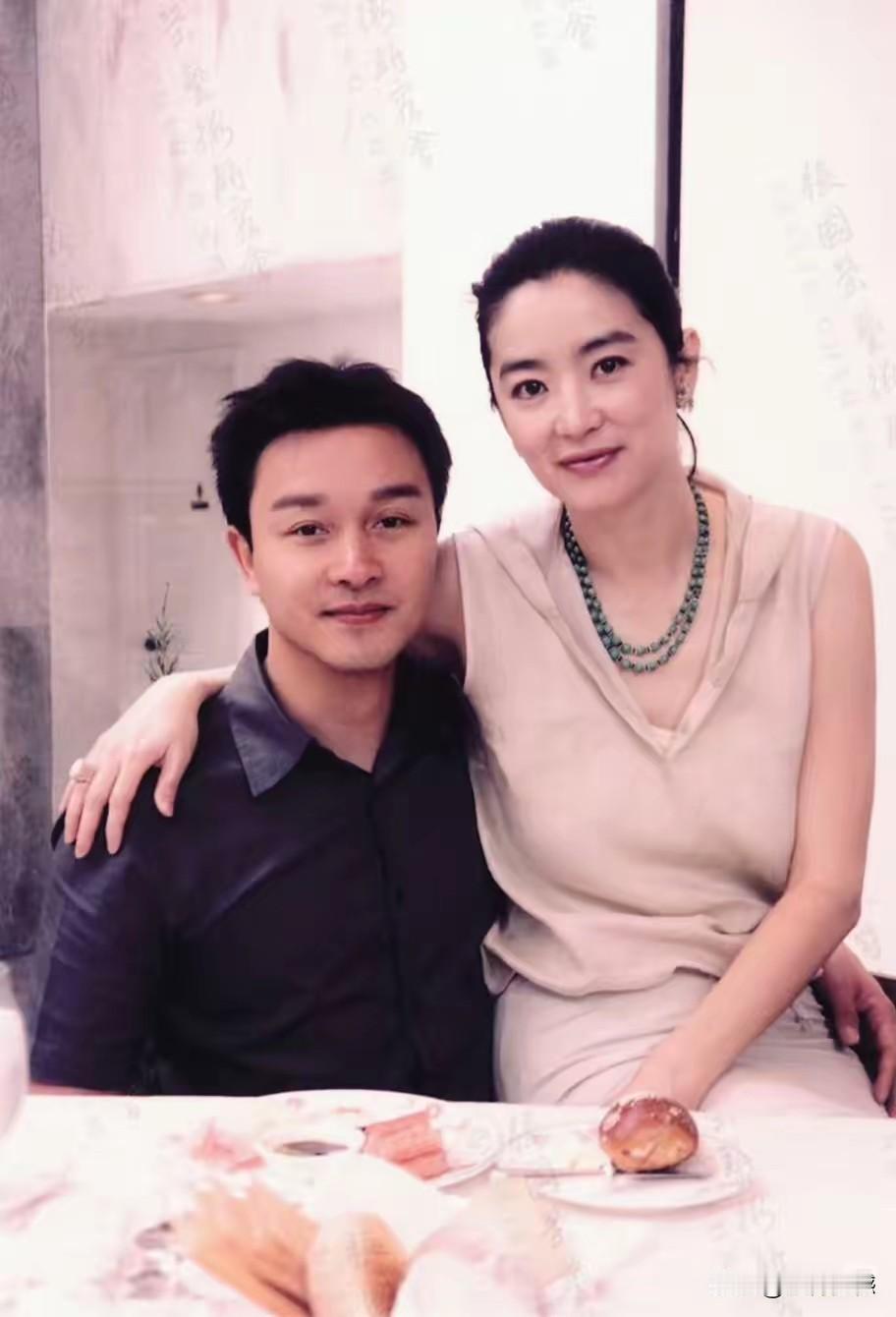 林青霞和张国荣，从两个人的年龄来说，感觉林青霞比张国荣要大一些。从影响力上来看，