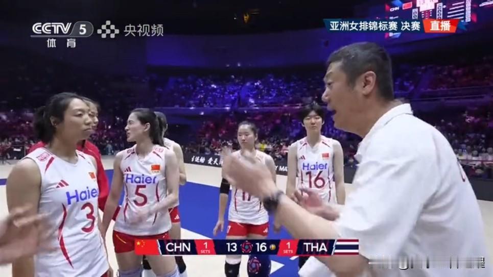 亚锦赛决赛，中国女排输泰国女排输在主攻和接应。
无论我们两个主攻多么拼，双双拼的