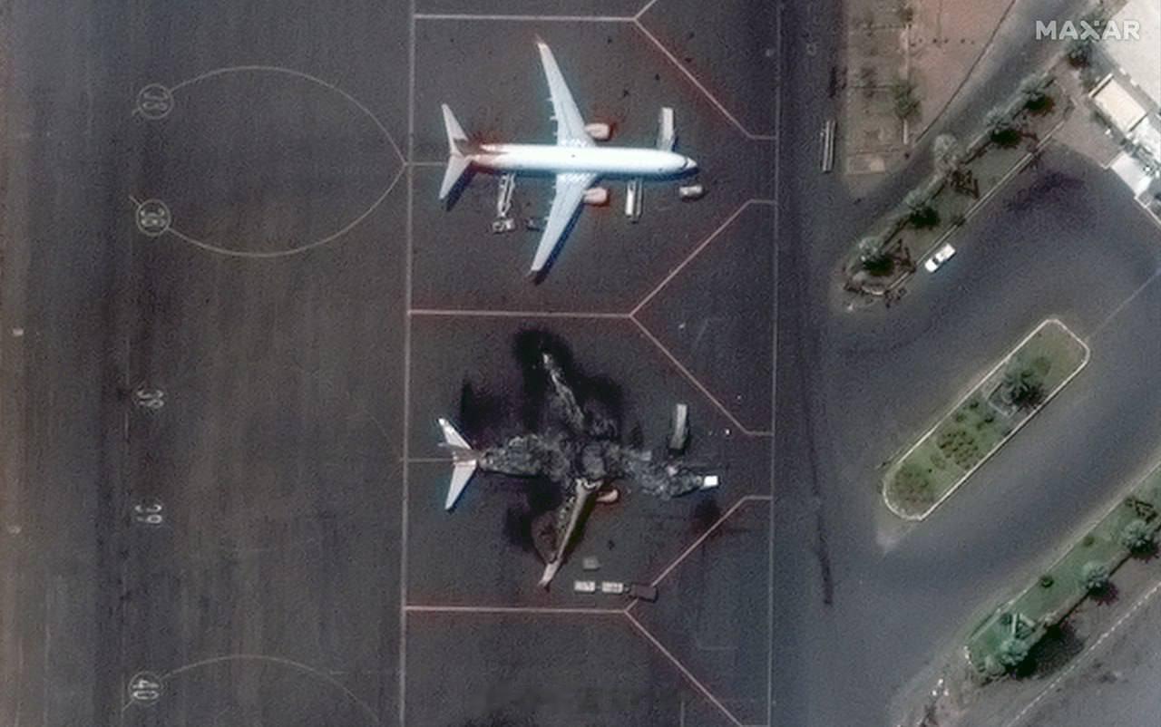  卫星图像显示苏丹喀土穆国际机场，多架民航客机受到损坏。 ​​​
