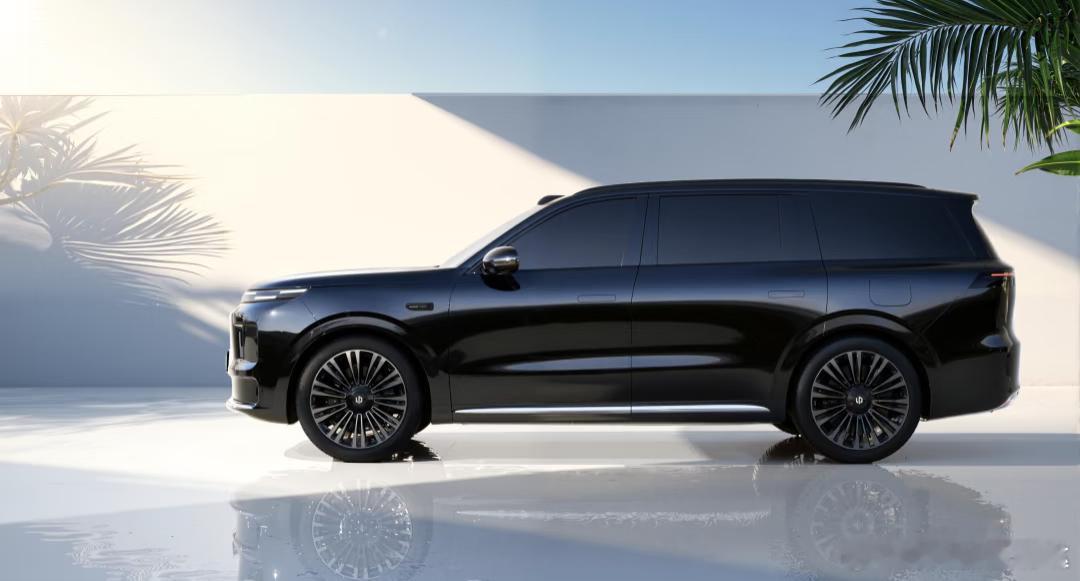 新车电池为何越做越大汽场全开 2025年的中国新能源汽车市场，出现了一个耐人寻味