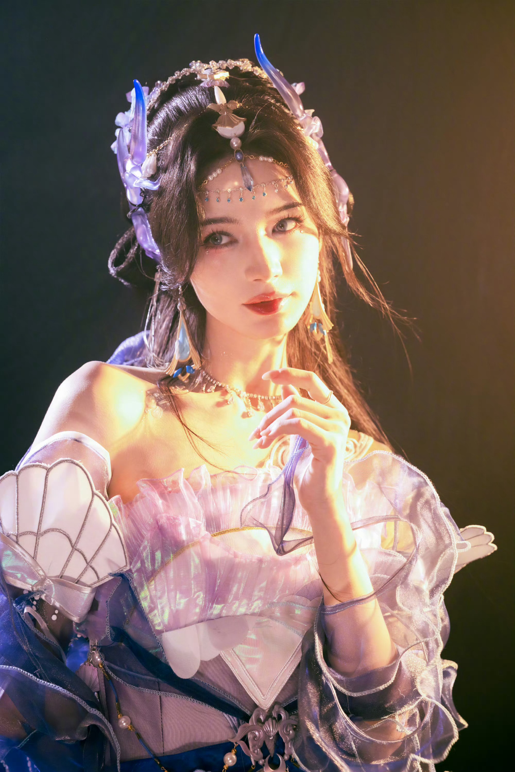 这居然是代斯，代斯以后可以演绎那种妖界的，真是太美了！！[哇][哇] ​​​