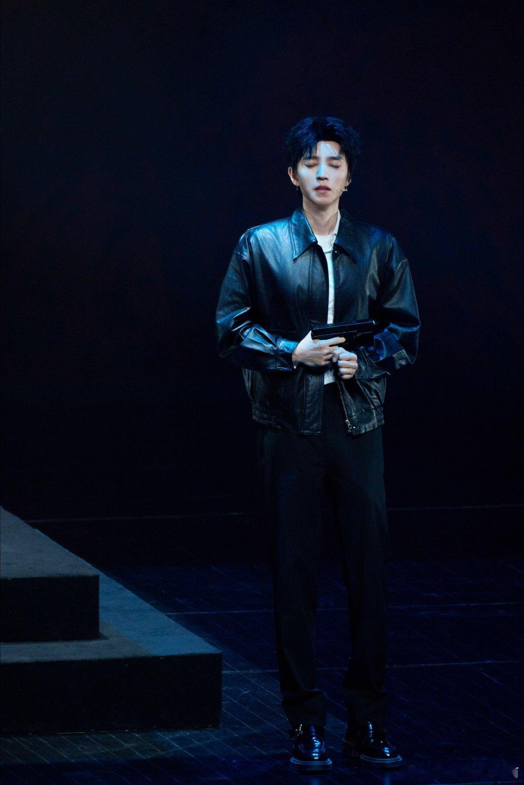 王俊凯粉丝给董子健发观演须知小螃蟹是懂一视同仁的，王俊凯，你快来看看你粉丝 