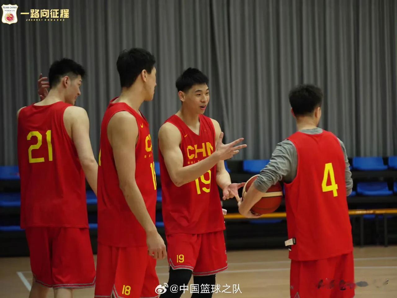 FIBA亚洲杯中国男篮12人大名单预测：

中锋：杨瀚森、胡金秋、余嘉豪
前锋：