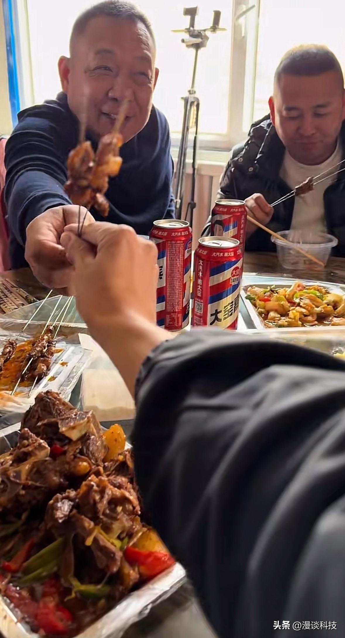 于东来给粉丝签字赠言：做自己喜欢的事，活自己喜欢的最美的自己。

作为胖东来创始