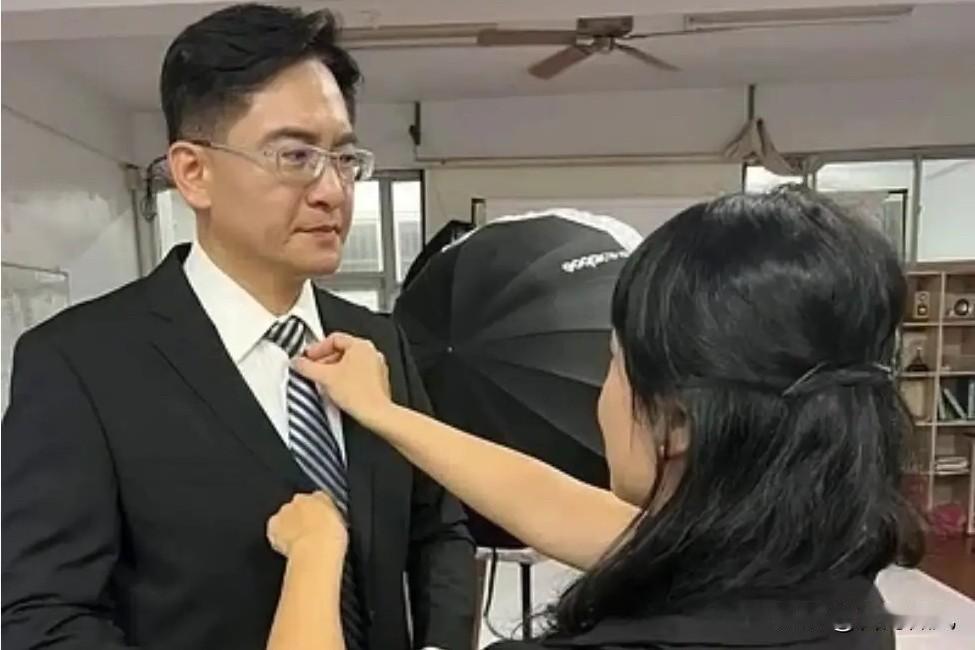 柯呈枋手持参选登记表进退犹豫，彰化选情或再生变数？

彰化选情这下又冒出新岔子，