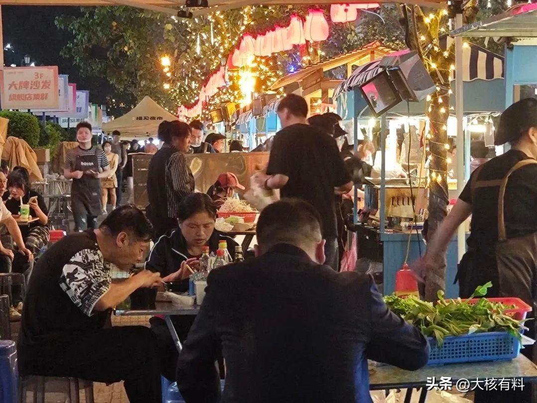 昙花一现——繁华的宋朝夜市

天晚时分，约三五好友，逛一逛夜市，看一看手工的簪花