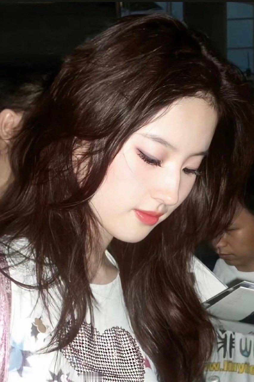 我将不再研究妆容和穿搭不是我说素成这样还这么美刘亦菲这张脸给造型师省事了