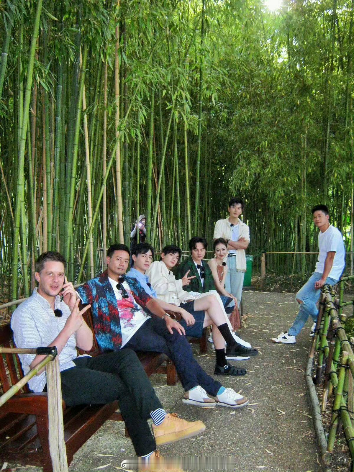 #中餐厅8杀青花絮#哇哇哇哇哇哇，综艺《中餐厅》的新物料来了，看得出来嘉宾们相处