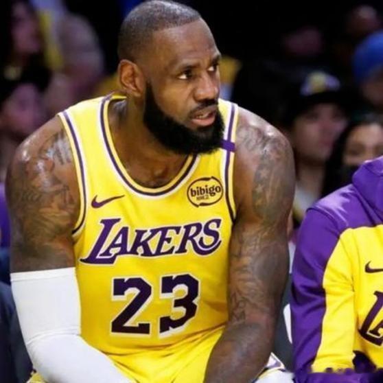 《布朗尼晒女友合照庆祝情人节，看起来挺老实规矩，女友穿着低调体面，家教不错两人挺