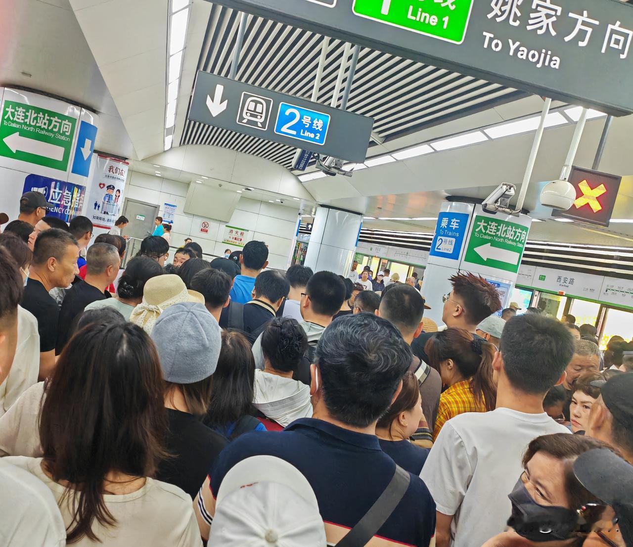 达沃斯会议限行这几天，赶上我的单号车禁行，我便乘地铁去打球；轮到车辆不限行的日子