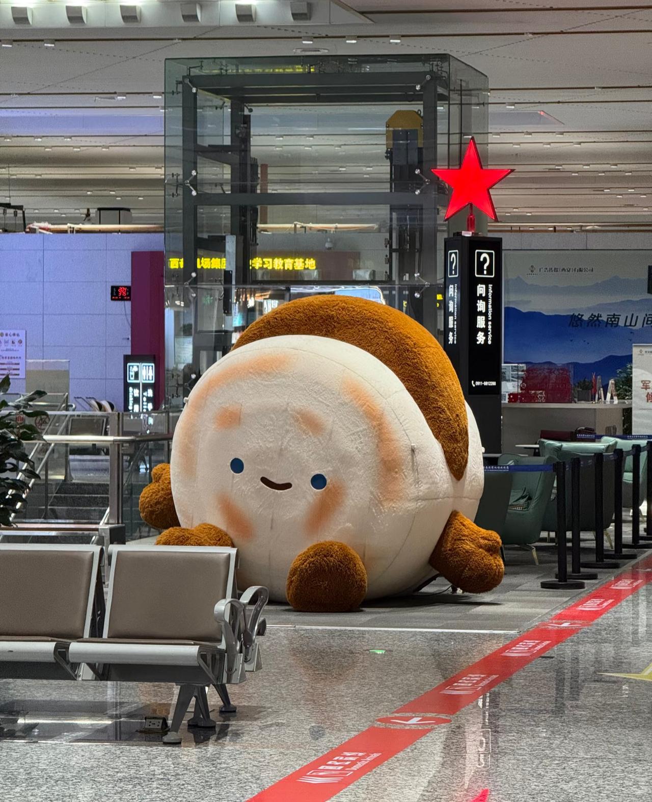 延安机场里惊现肉夹馍？！
最近有去过延安机场的朋友
不知道有没有注意到
机场那个