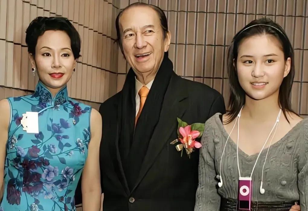 #冬日生活打卡季#
何超莲和父母同框，第一次感受到三太的美！
那个时候的三太确实