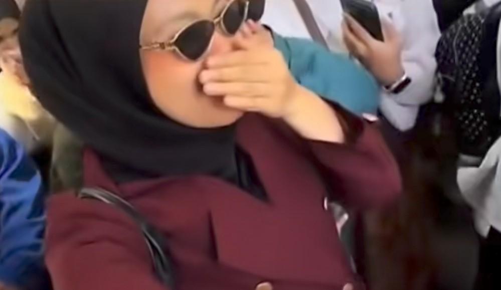 诺阿希金在景区捂鼻嘲讽，

司机老人全被拍进视频，

这事真不是小事。

视频里