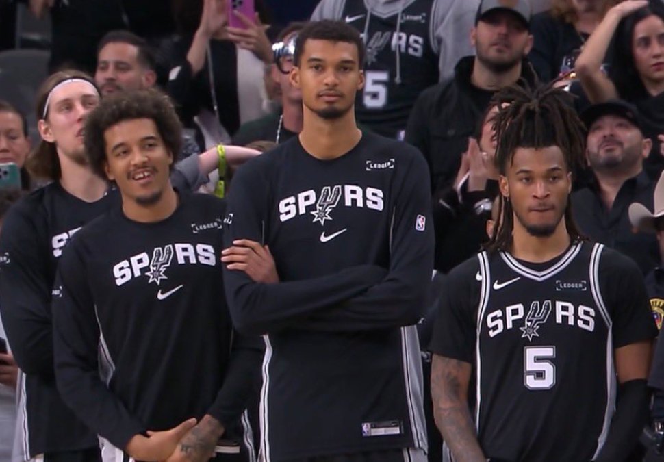 米奇·约翰逊表示，文班亚马“状态非常不错”。球队预计他将随队前往孟菲斯，并称其康