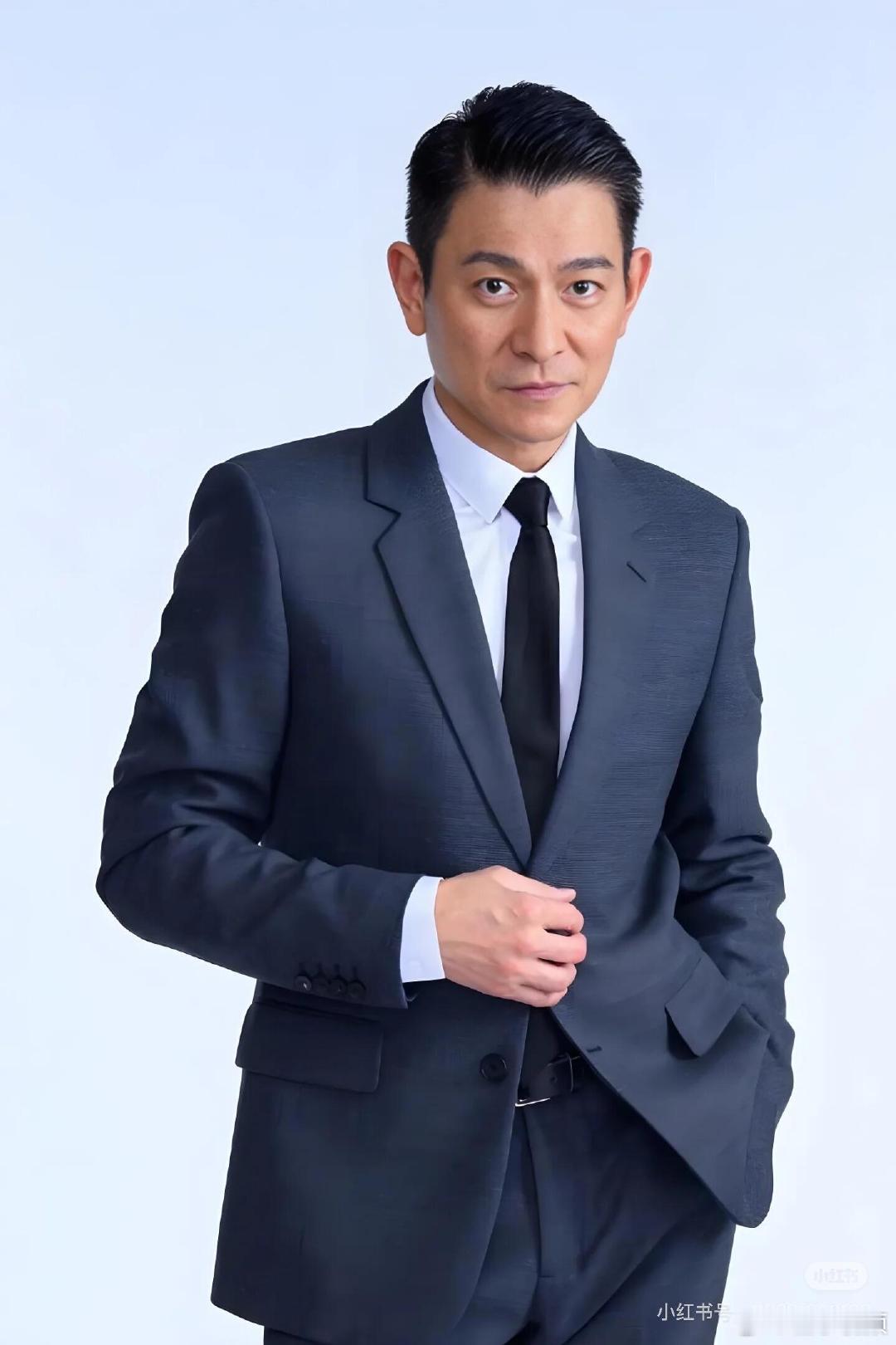 刘德华西装界最严厉的父亲 只要刘德华换上西装，场面氛围感立刻就上来。利落的版型放