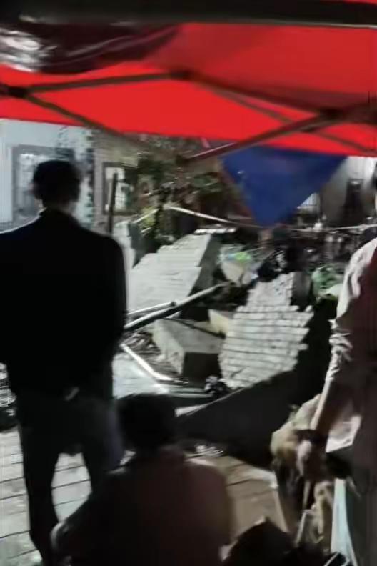 云南昭通一村民家办丧事时，围墙突然倒塌，致使6名前来吊唁的人不幸身亡。这本该是一