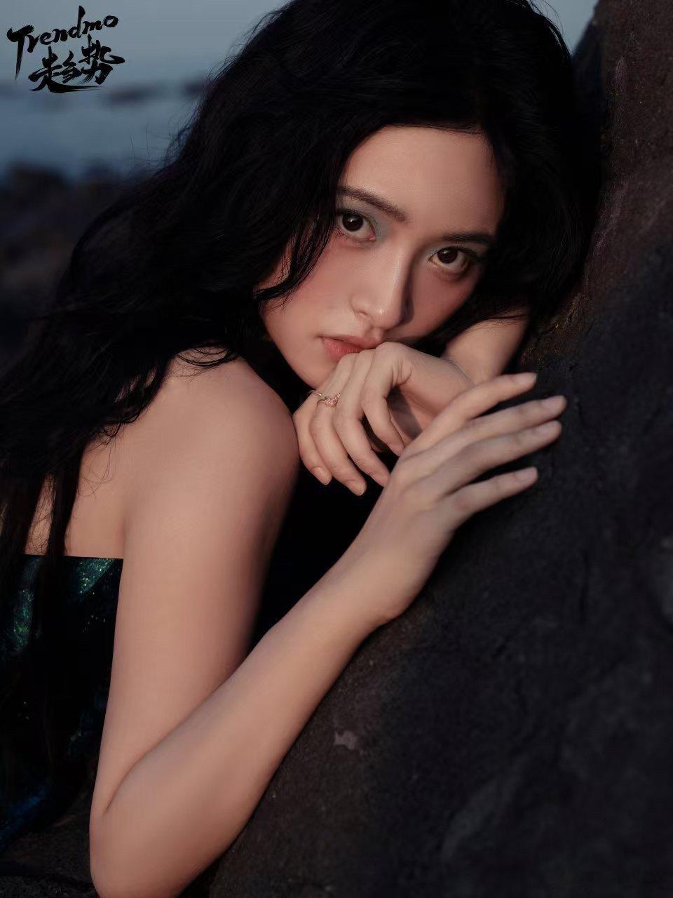 #沈月靛蓝美人鱼#  沈月靛蓝美人鱼🧜‍♀️一个抬眸把人迷晕乎了，神秘又华丽 