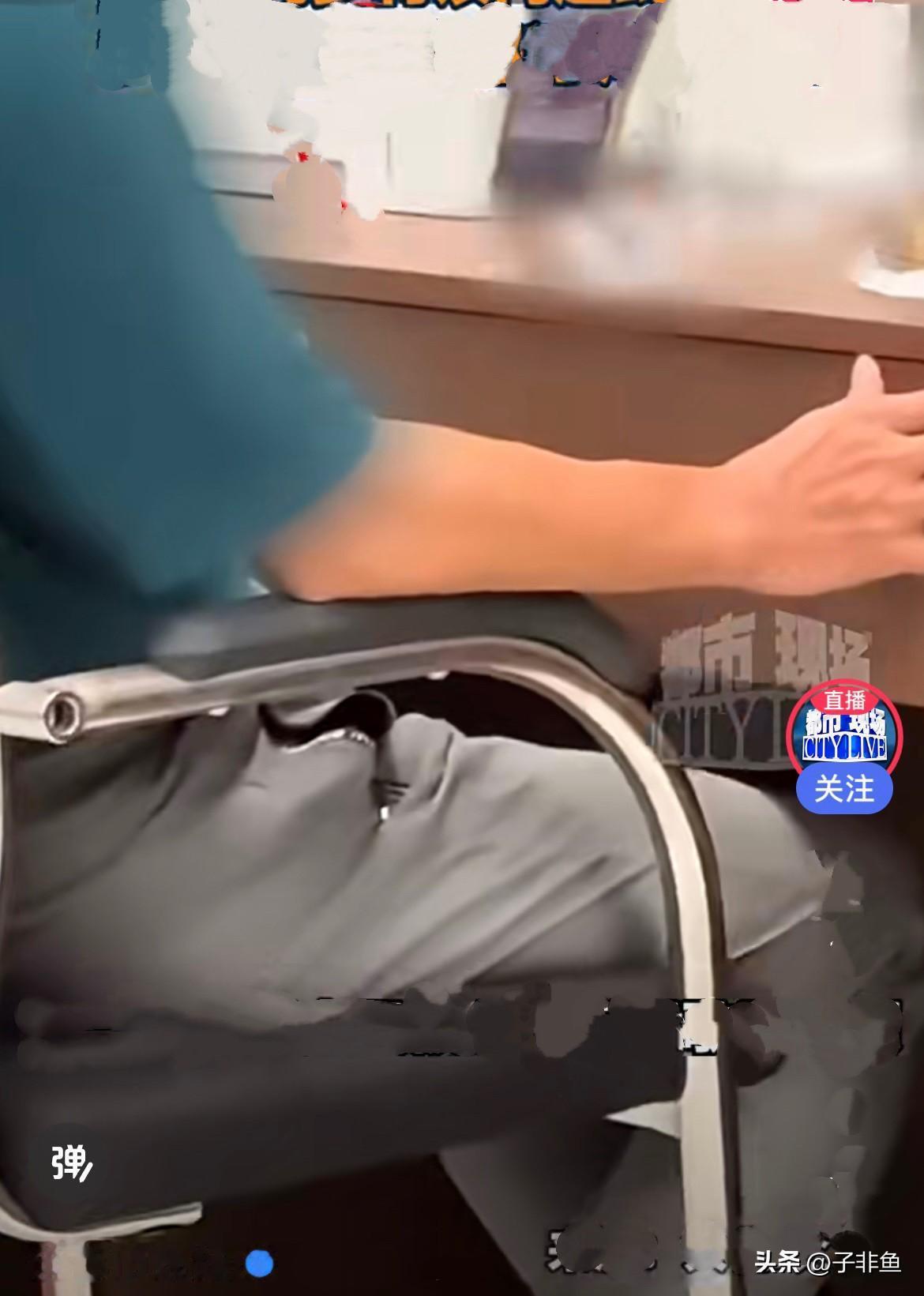 近日，广西一工作人员上班彻底放飞自我，手机架桌上刷短视频，跟着旋律放声高歌，全程