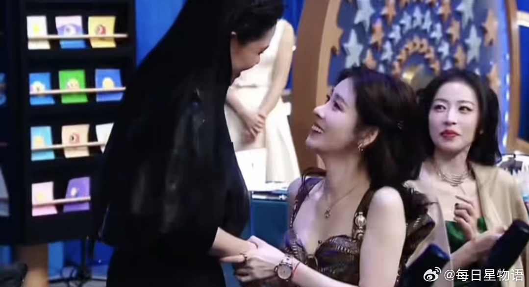 张碧晨袁娅维 这可是微博之夜 微博之夜后台抓到互相吻手的张碧晨和袁娅维，姐姐们的