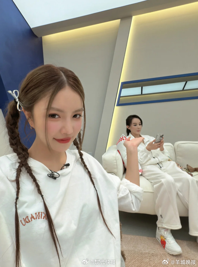 #安崎回应与萧蔷陶昕然组名叫安萧鸟# 4月7日，晒出与练习室照片。照片中，萧蔷、