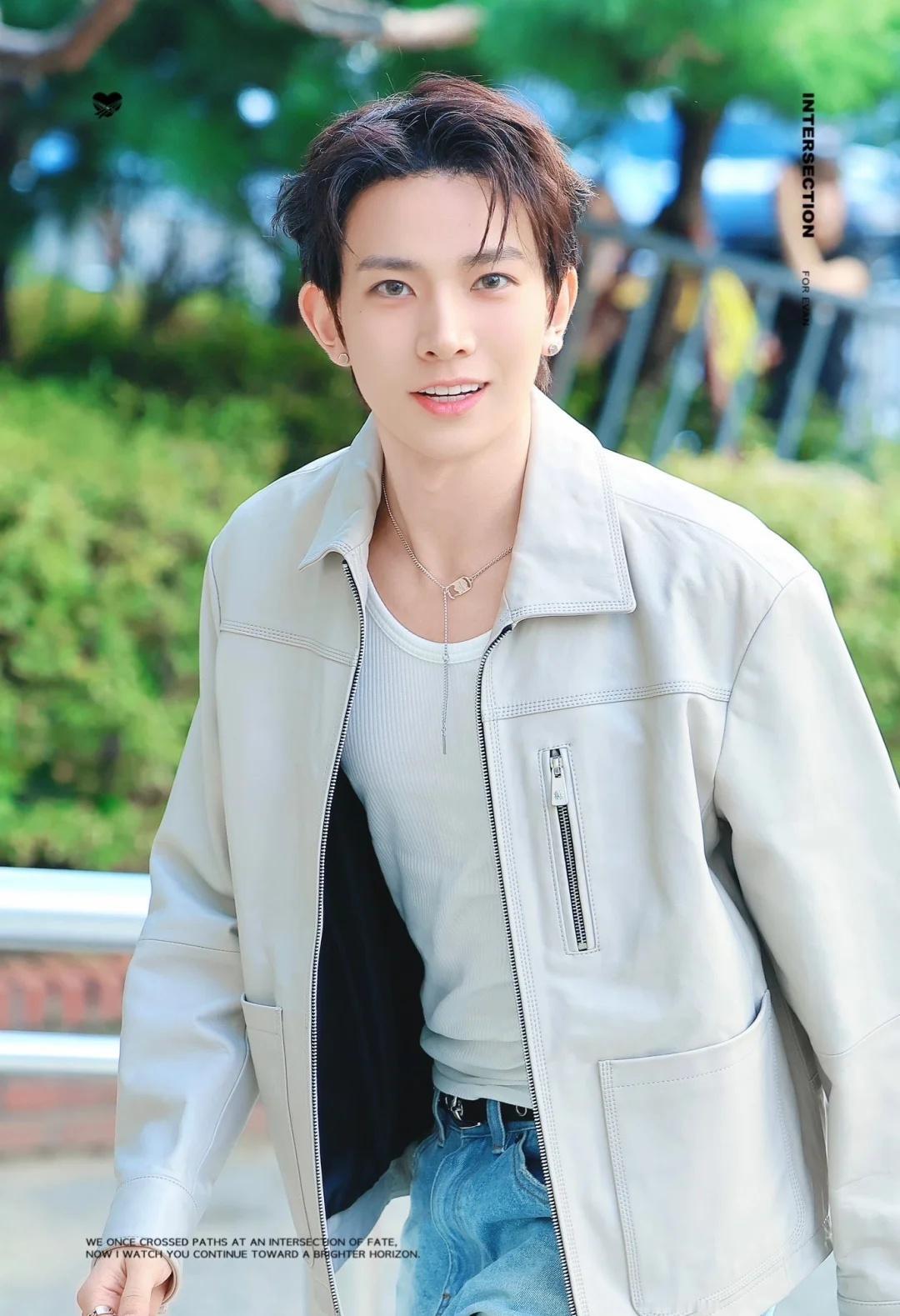 今夕是何年 看见你的笑我就已知足
李羲承