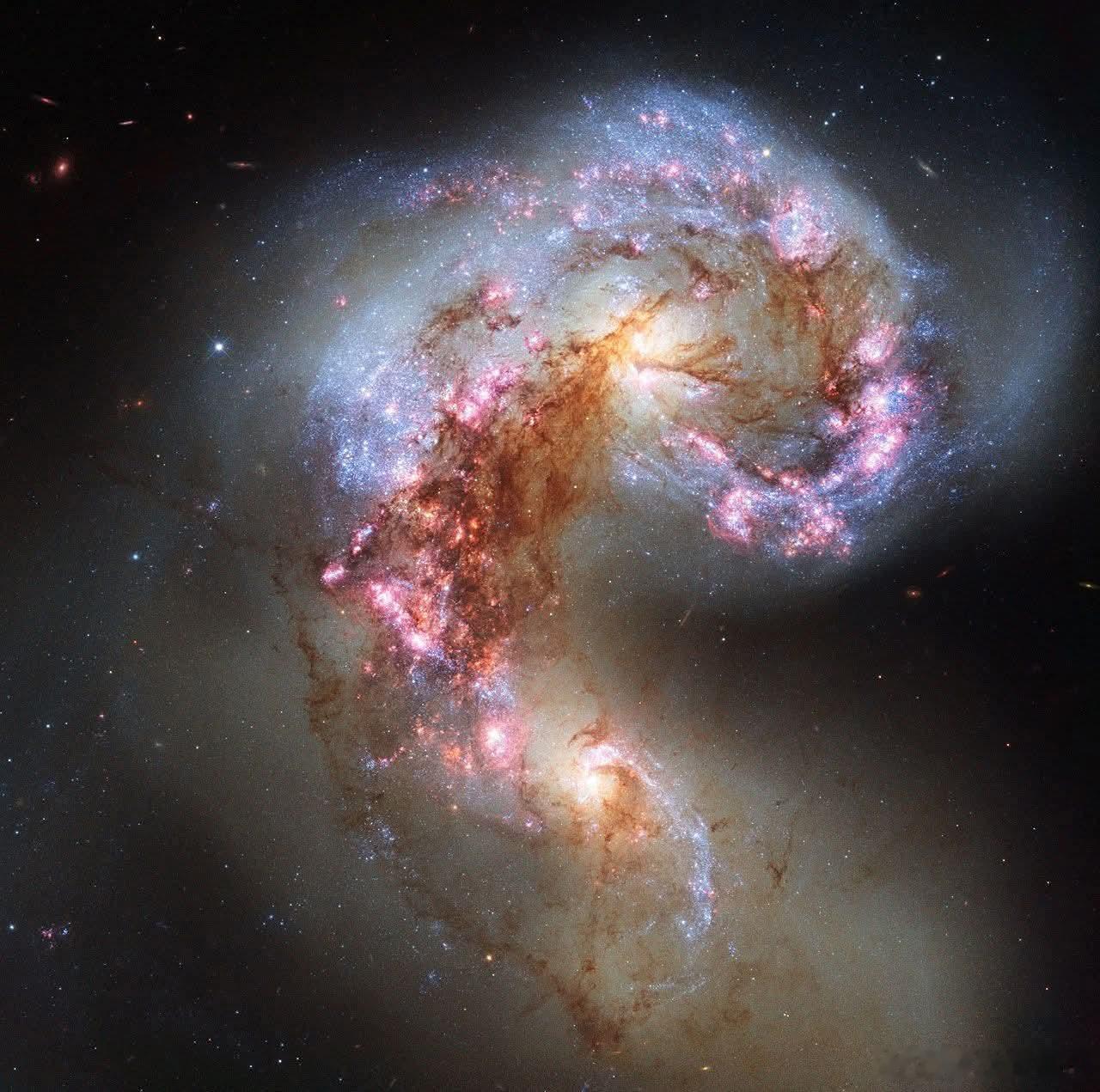 宇宙碰撞：触角星系（NGC 4038 和 NGC 4039）两个曾经宁静的螺旋星