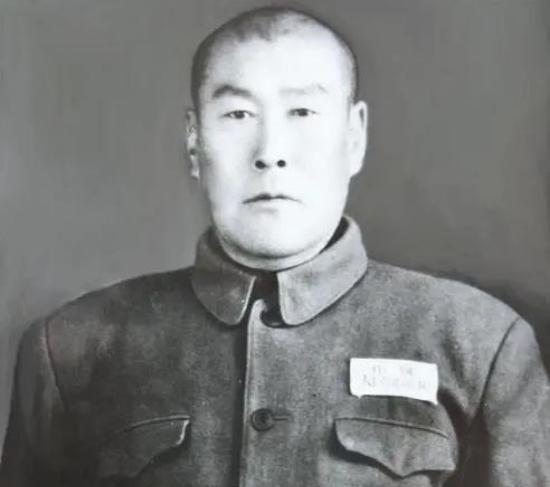 1942年，自以为是的鬼子女特务，朝游击队队长抛了个媚眼，她本以为这下子算是大功