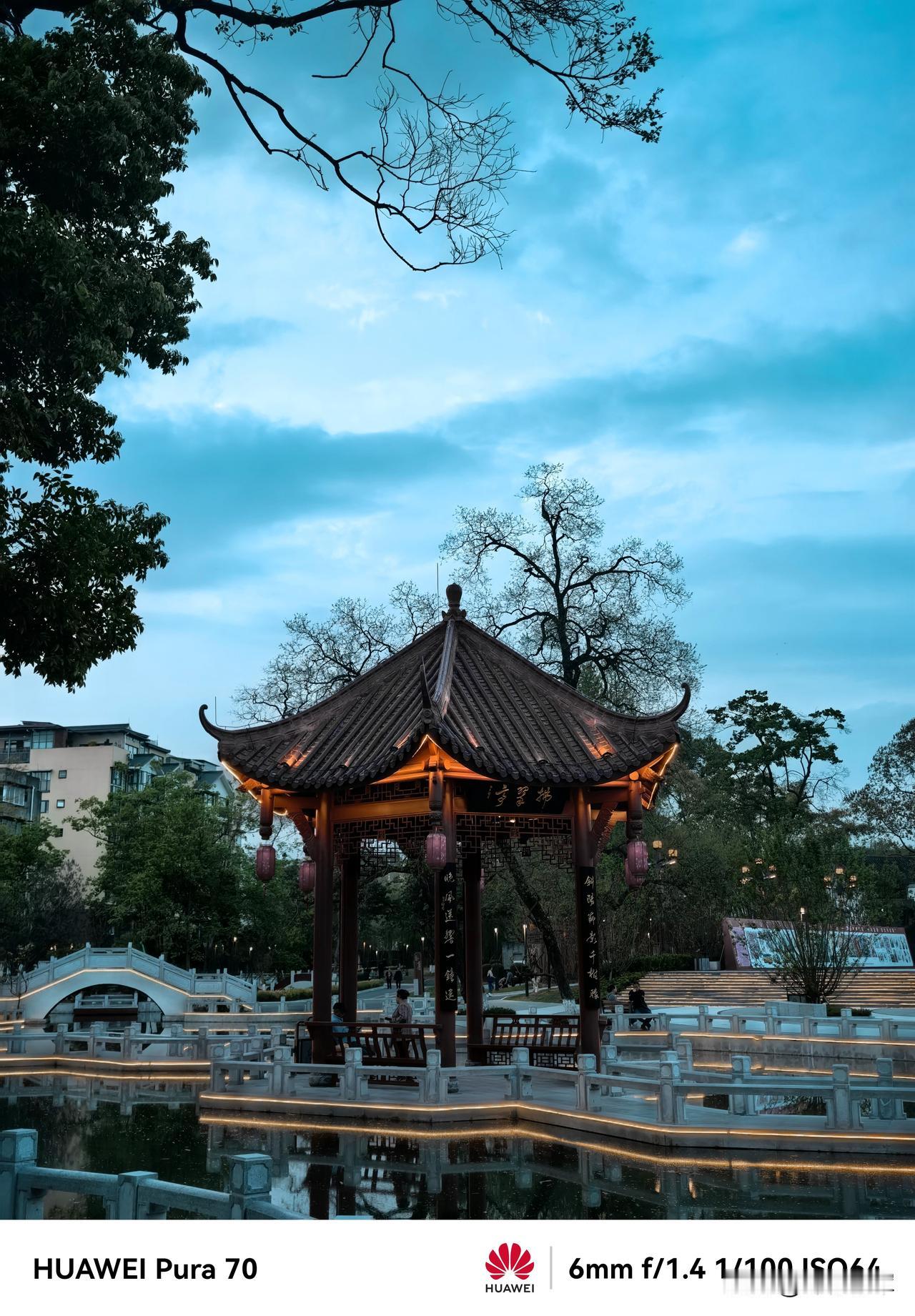 刚翻手机相册，看到之前随手拍的《绵竹人民公园夜景》。画面里，公园的路灯散发着暖黄