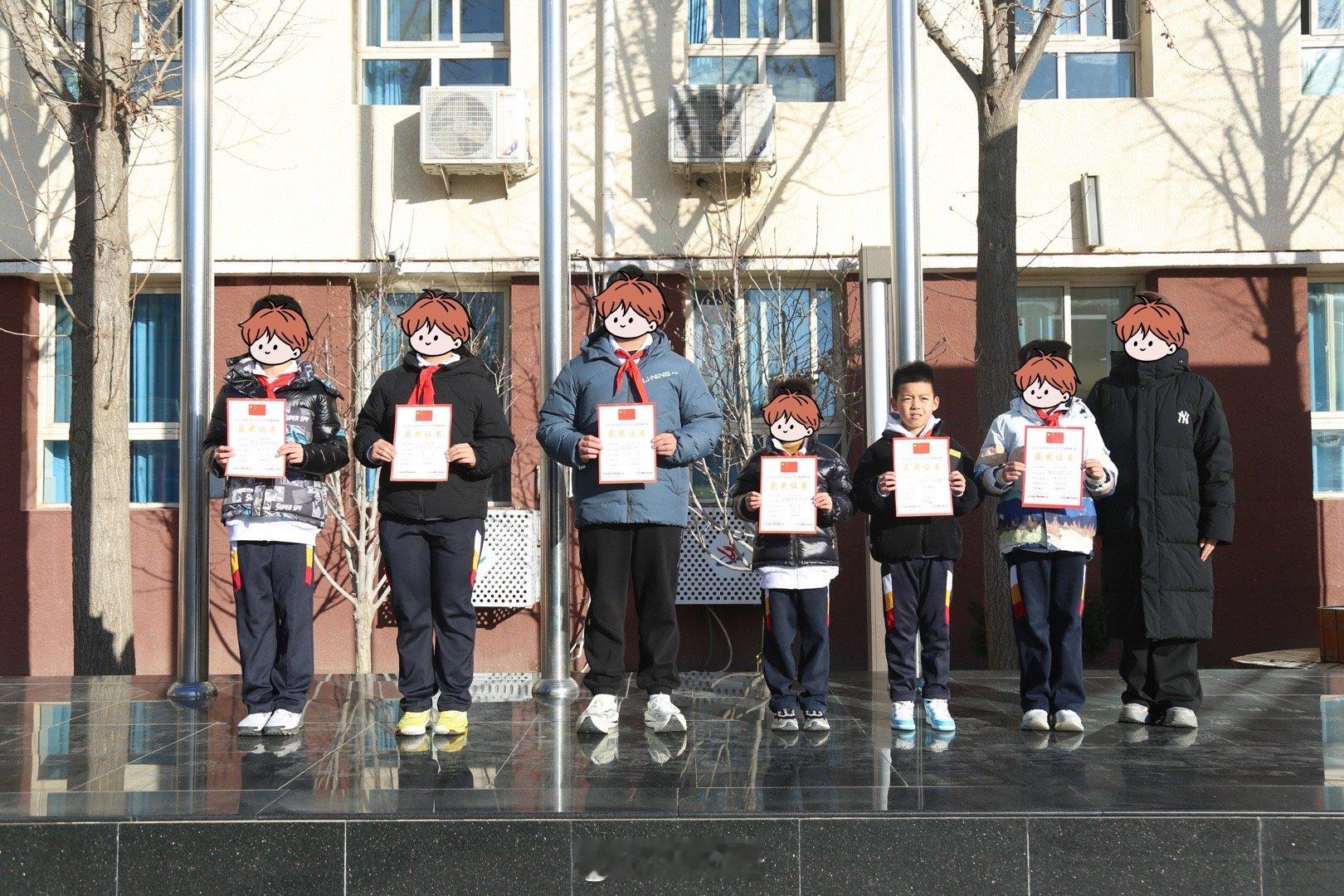 我家老二终于光宗耀祖一次这次打篮球赛为校争光 登上了主席台上次站在这里 是因为跑