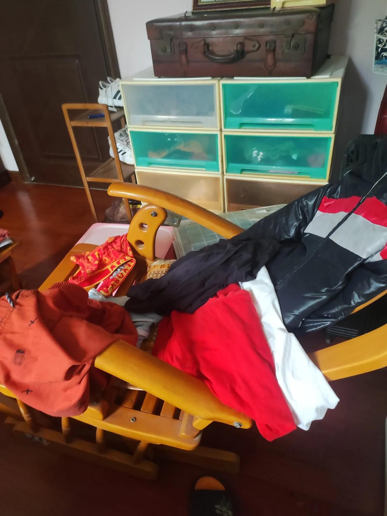 生活是需要整理的，就像整理衣柜里的衣服，若不整理，喜欢的找不到，不喜欢的没扔掉!