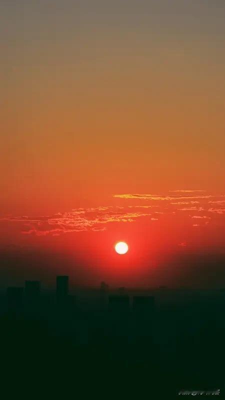 下联：您请 
上联:犬吠山村醒;
下联:日出红日升。
友友请出下联 友友请下联 