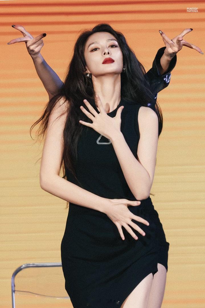 傅菁 